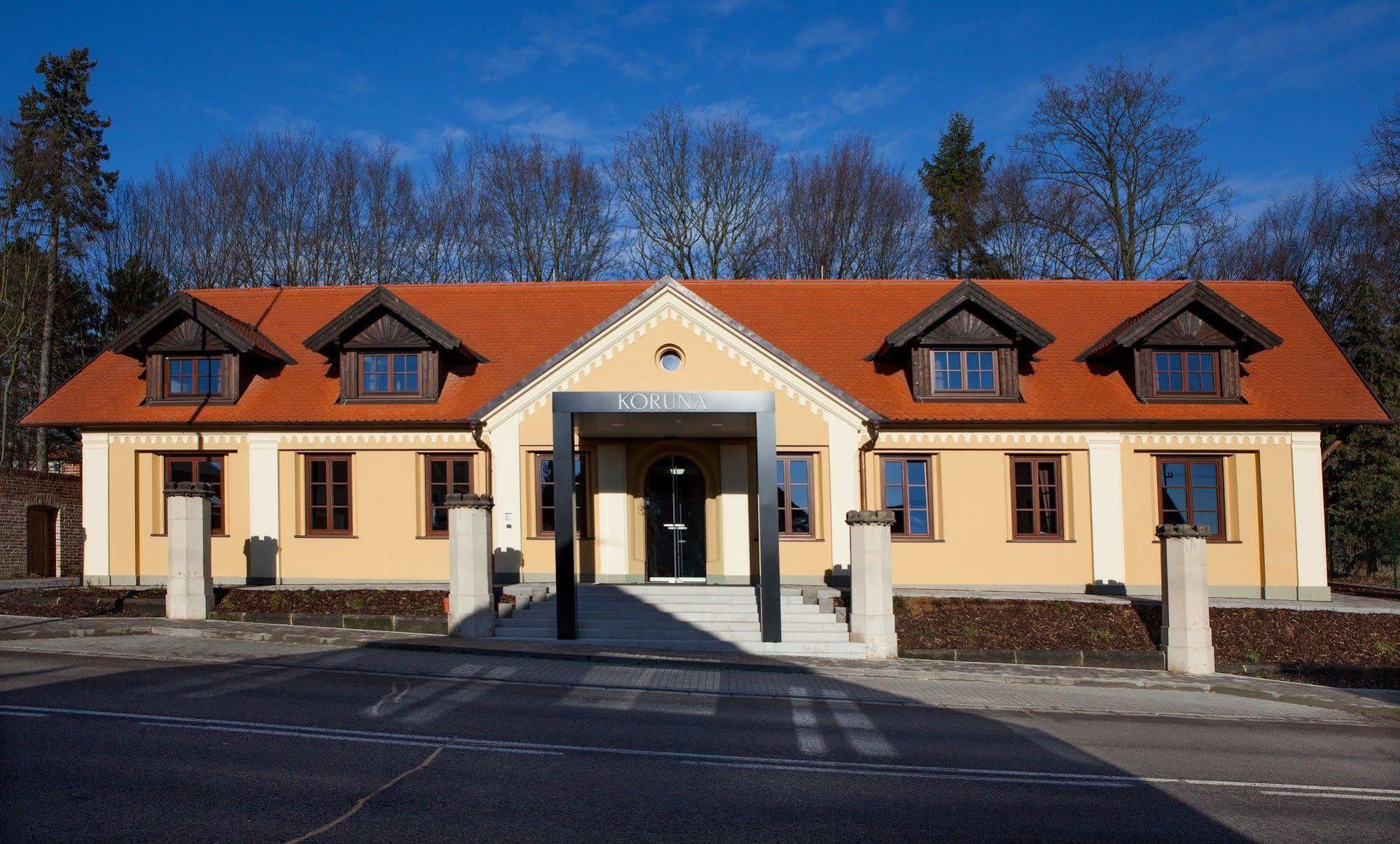 Hotel Koruna Chlumec nad Cidlinou Exterior foto