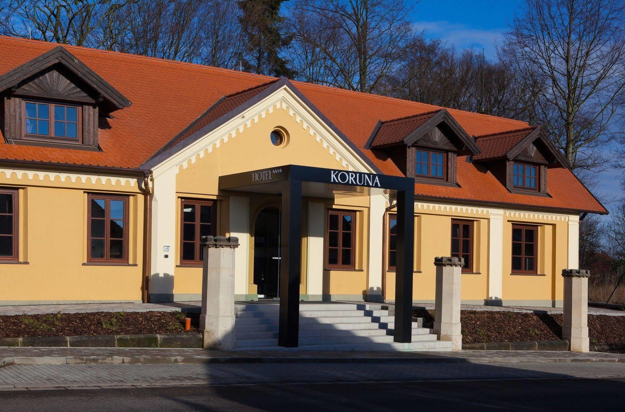 Hotel Koruna Chlumec nad Cidlinou Exterior foto